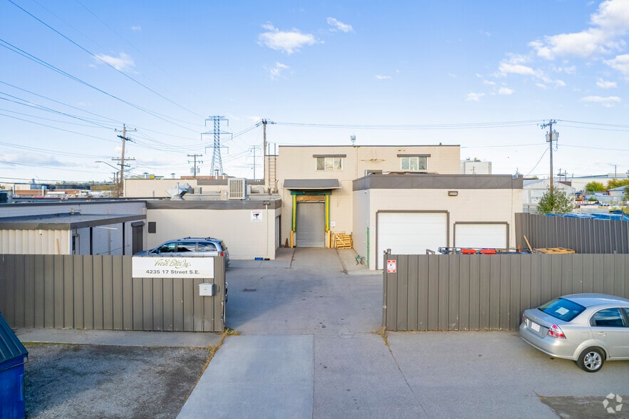 4235 17th St SE, Calgary, AB for sale - Primary Photo - Image 1 of 1