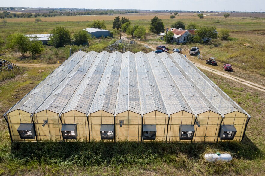 301 County Road 461, Coupland, TX à louer - Photo du bâtiment - Image 2 de 12