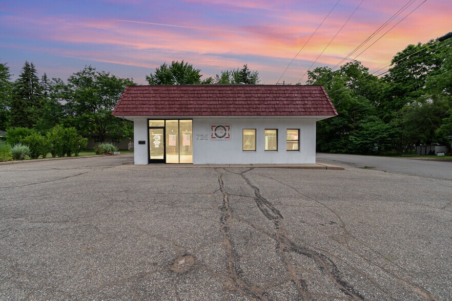 725 E Center St, Ithaca, MI à vendre - Photo du bâtiment - Image 3 de 21