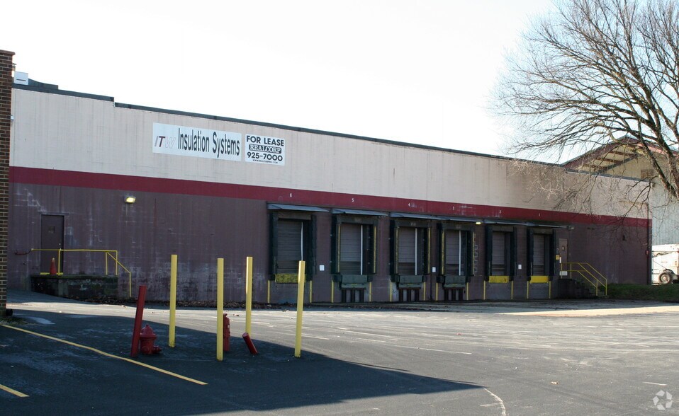 6 McJunkin Rd, Nitro, WV à louer - Photo du bâtiment - Image 2 de 4