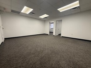 7506-7560 NW 70th St, Miami, FL à louer Photo intérieure- Image 1 de 21
