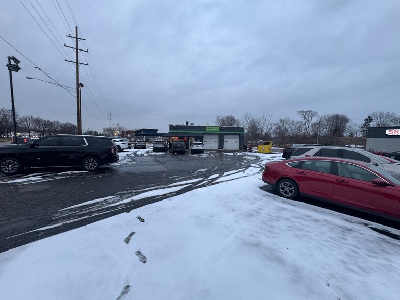 36320 S Gratiot Ave, Clinton Township, MI for sale - Primary Photo - Image 1 of 4