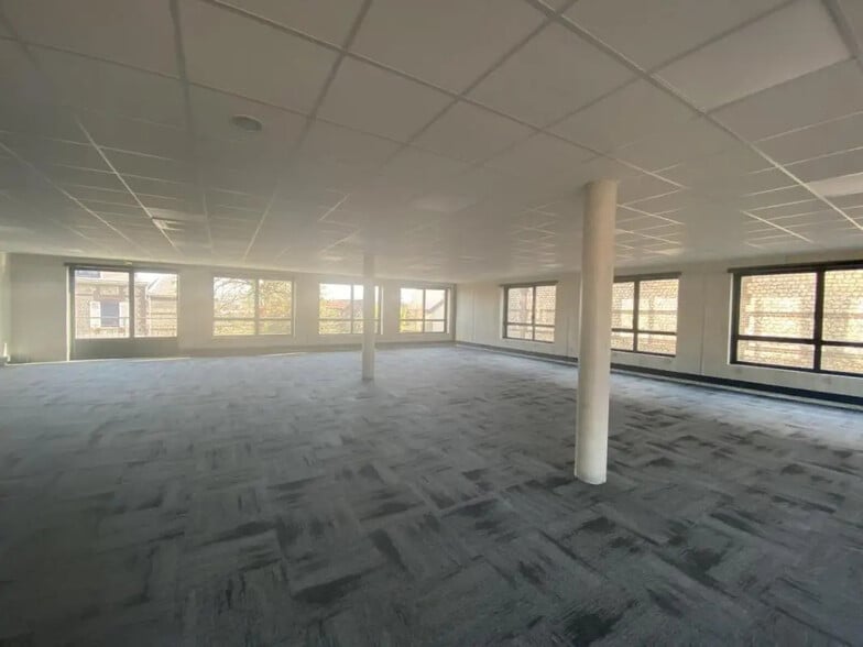 Office in Le Petit-Quevilly for lease - Interior Photo - Image 3 of 3