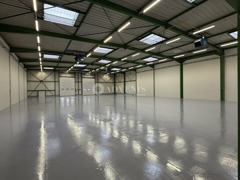 Flex in Saint-Thibault-des-Vignes for lease - Building Photo - Image 1 of 8