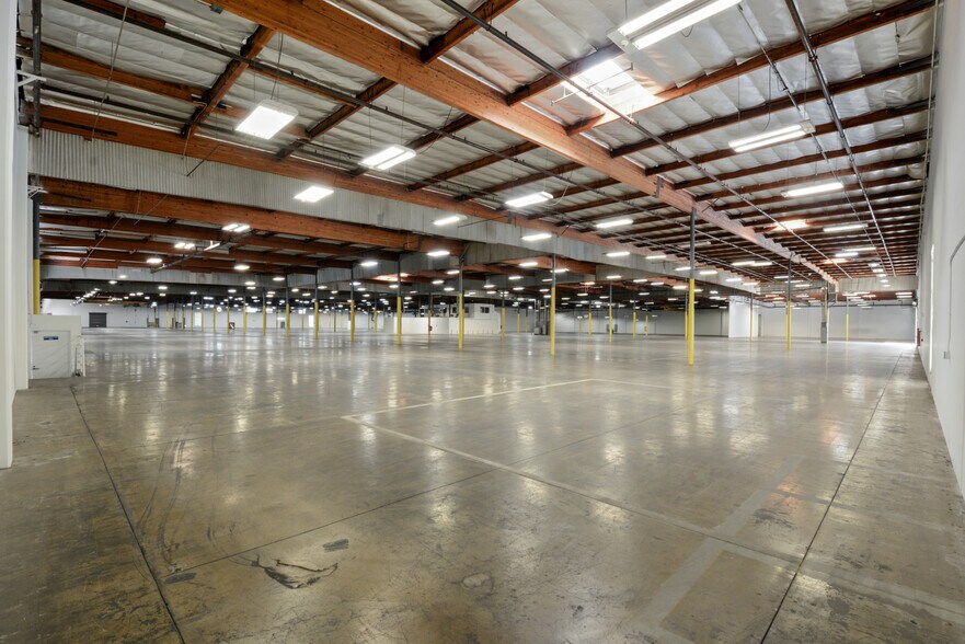 300 E Arrow Hwy, San Dimas, CA à vendre - Photo du bâtiment - Image 3 de 17