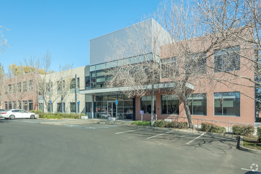 333 University Ave, Sacramento, CA à louer - Photo du bâtiment - Image 3 de 28