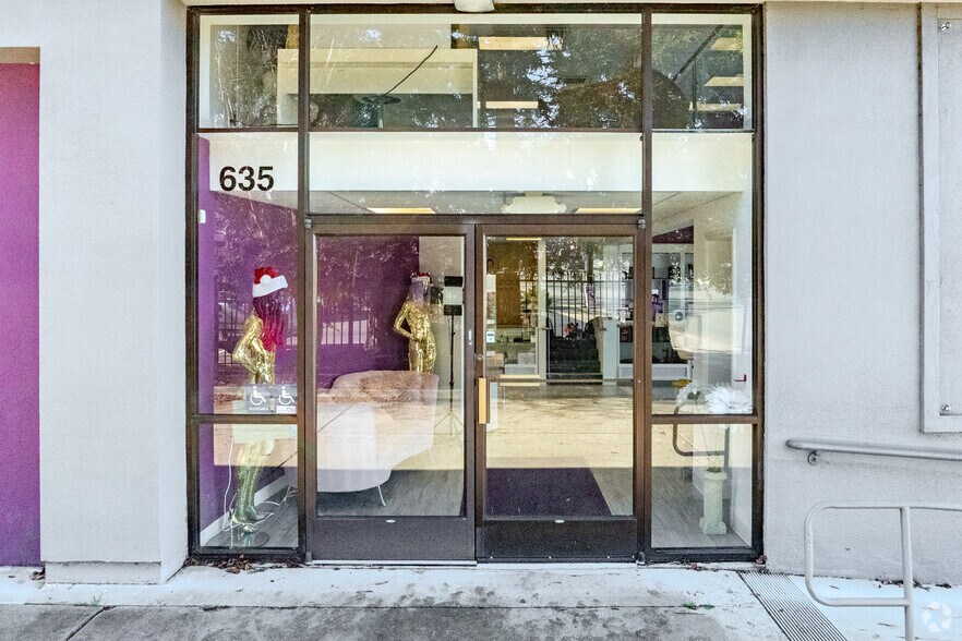 635 Ygnacio Valley Rd, Walnut Creek, CA à vendre - Photo du bâtiment - Image 3 de 55