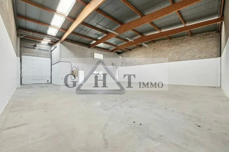 Industrial in Émerainville for lease - Interior Photo - Image 1 of 5