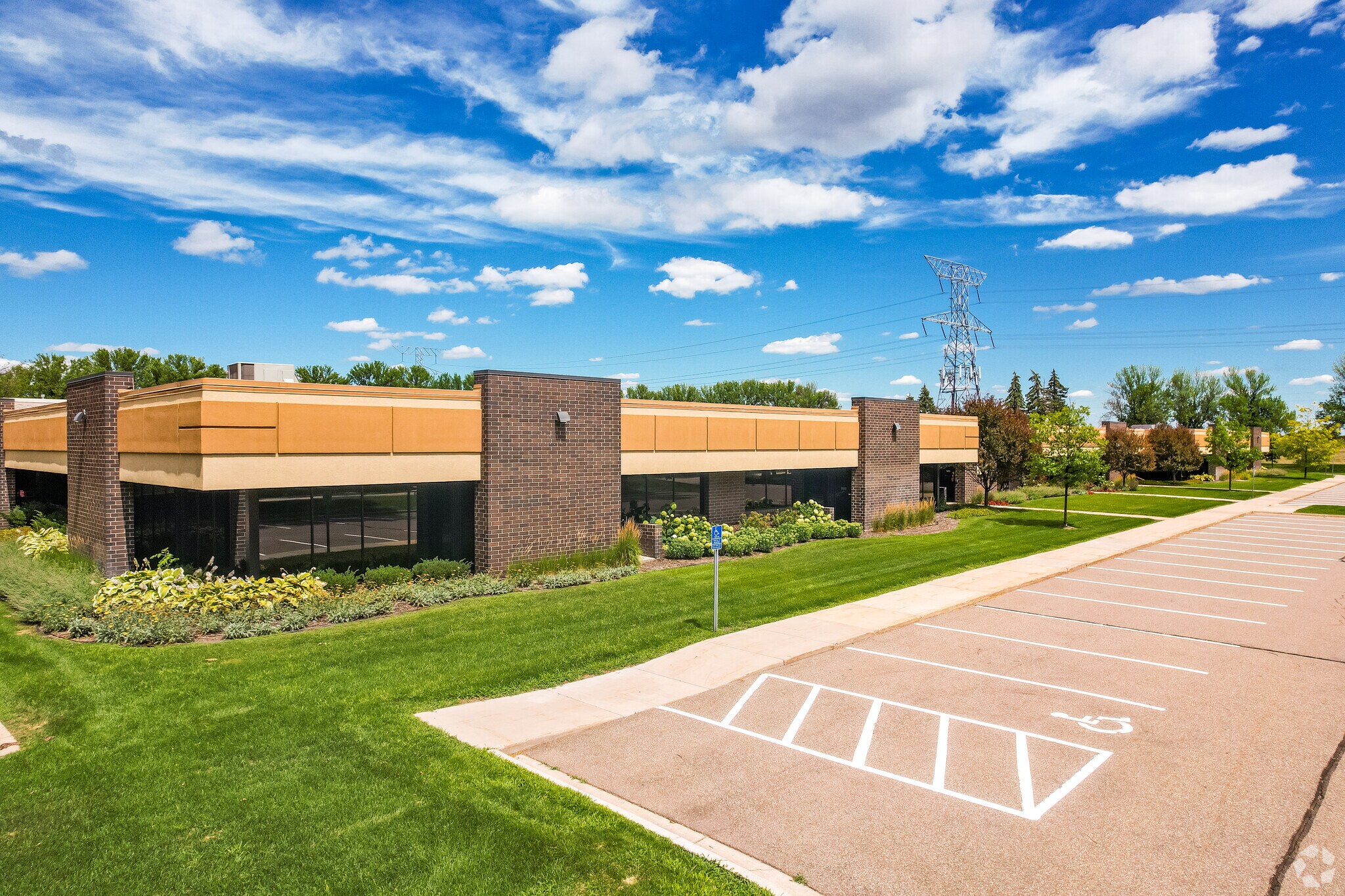 3905 Annapolis Ln N, Plymouth, MN à louer Photo du bâtiment- Image 1 de 13