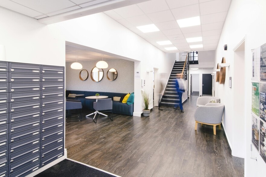 Alexandra Rd, Farnborough for lease - Lobby - Image 2 of 18