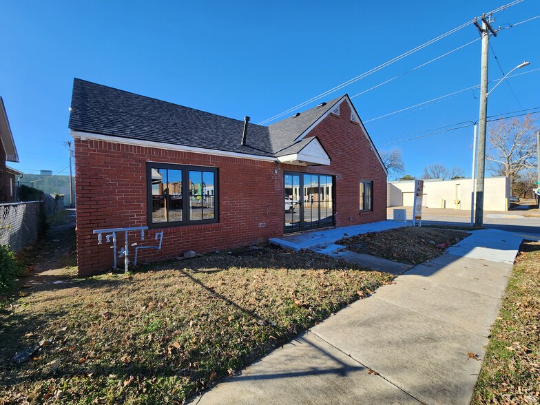 3220-3222 E 15th St, Tulsa, OK for lease - Building Photo - Image 1 of 7