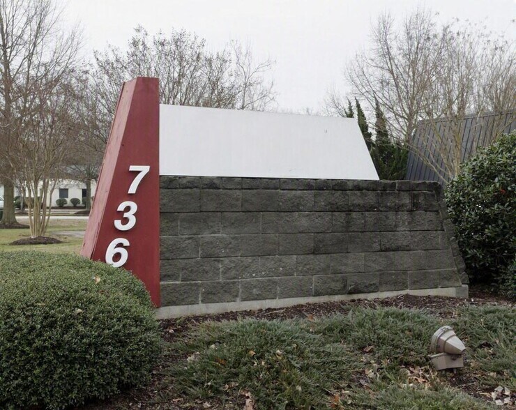 736 Thimble Shoals Blvd, Newport News, VA à vendre - Photo du bâtiment - Image 3 de 5