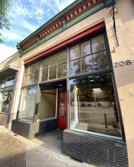 204-208 E Main St, Ventura, CA à louer - Photo du bâtiment - Image 3 de 6