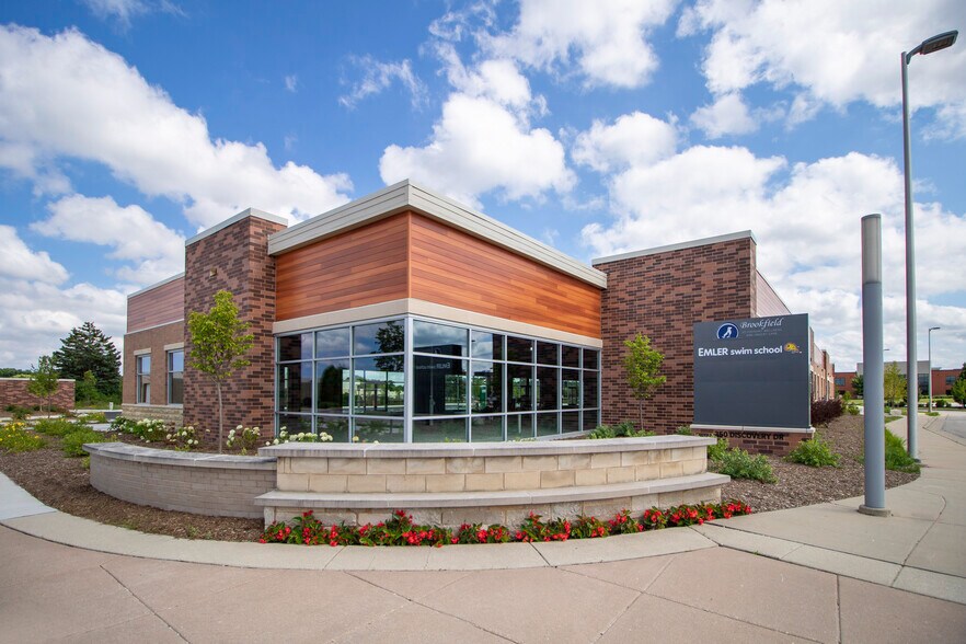 350 Discovery Dr, Brookfield, WI à louer - Photo du bâtiment - Image 3 de 9