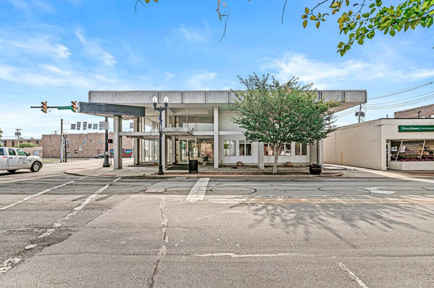 101 S Anderson St, Elwood, IN à vendre - Photo du bâtiment - Image 2 de 32