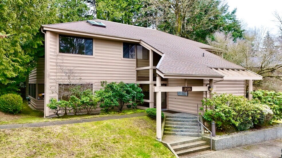 2135 112th Ave NE, Bellevue, WA à louer - Photo du bâtiment - Image 1 de 8