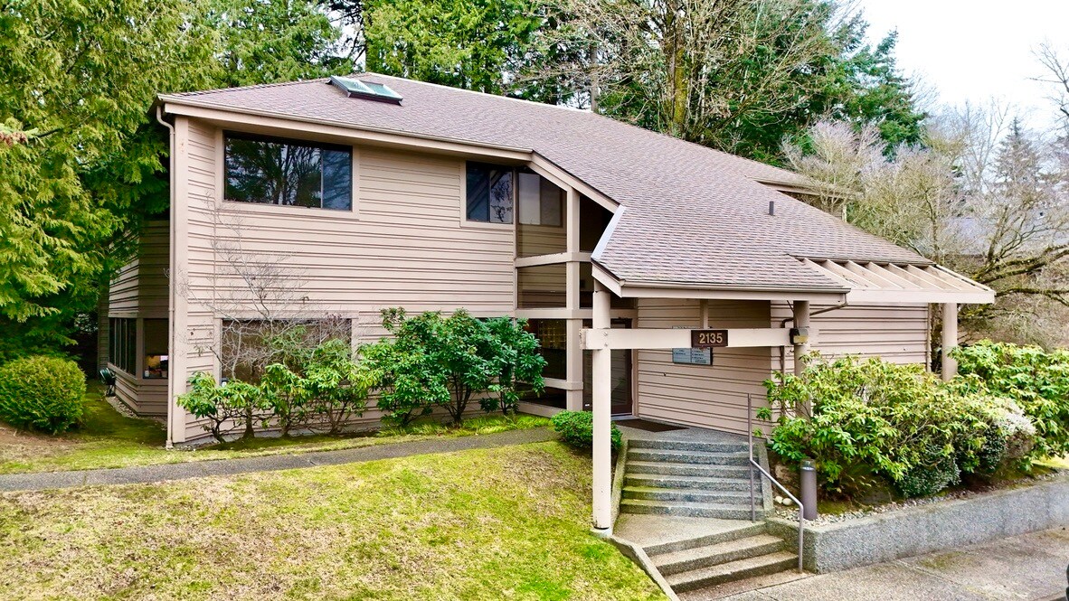 2135 112th Ave NE, Bellevue, WA à louer Photo du bâtiment- Image 1 de 9