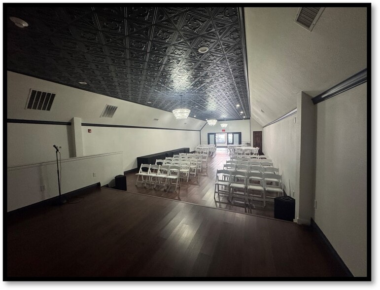 215 W 6th St, Ferris, TX à vendre - Photo du bâtiment - Image 3 de 8