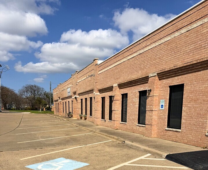 210 W McDermott Dr, Allen, TX à louer - Photo du bâtiment - Image 2 de 5
