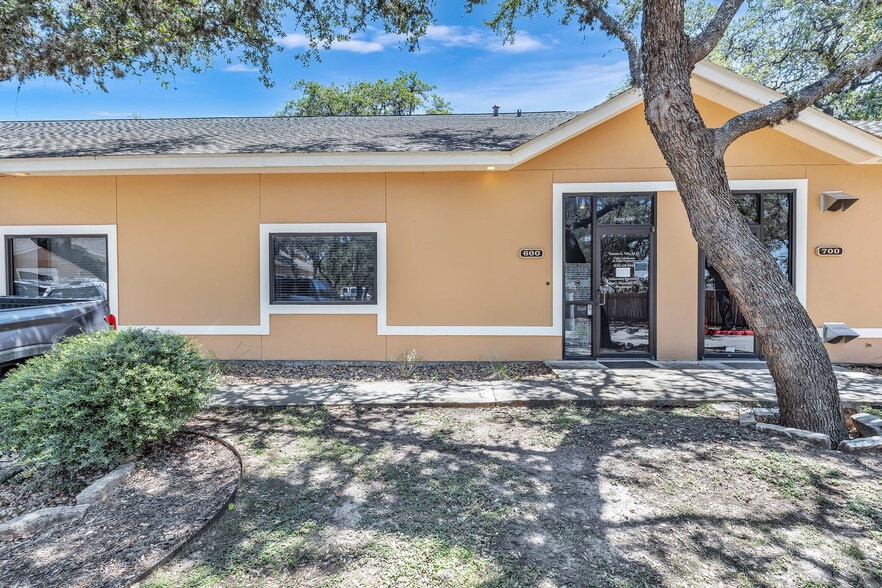 109 Falls Ct, Boerne, TX for lease - Building Photo - Image 2 of 13