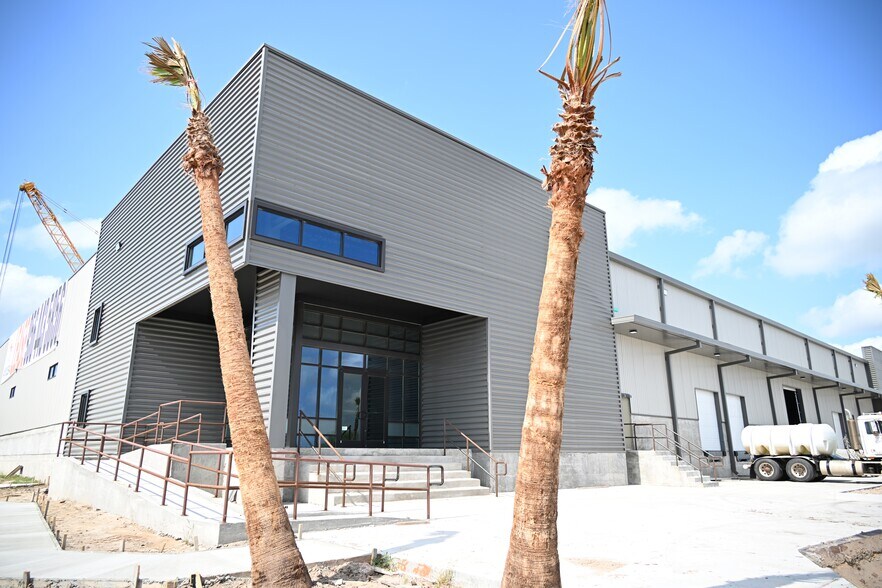 7244 Industrial Cir, Brownsville, TX à louer - Photo du bâtiment - Image 1 de 10
