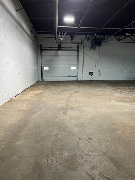 900 S Cogswell Dr, Silver Lake, WI à louer - Photo du bâtiment - Image 3 de 6