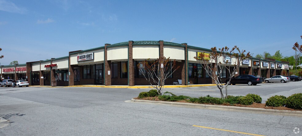 108-124 W Meadowview Rd, Greensboro, NC à louer - Photo du bâtiment - Image 1 de 13