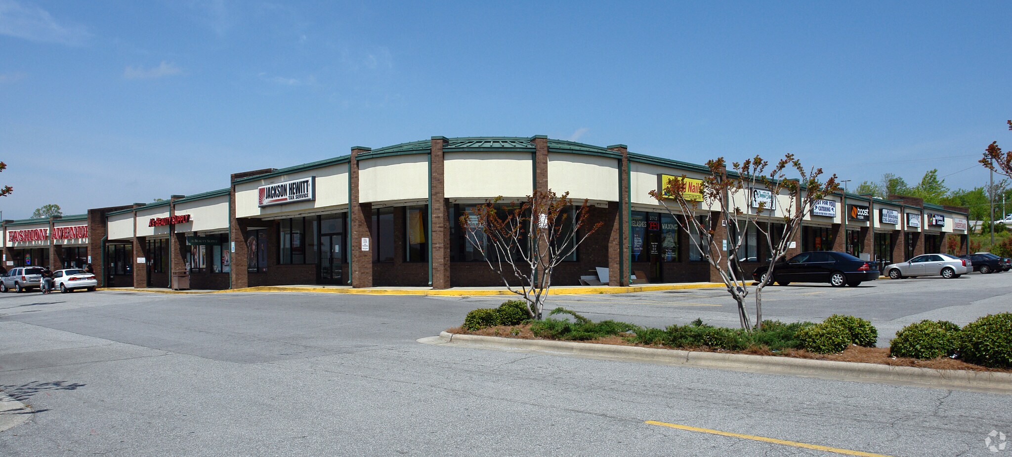 108-124 W Meadowview Rd, Greensboro, NC à louer Photo du bâtiment- Image 1 de 14