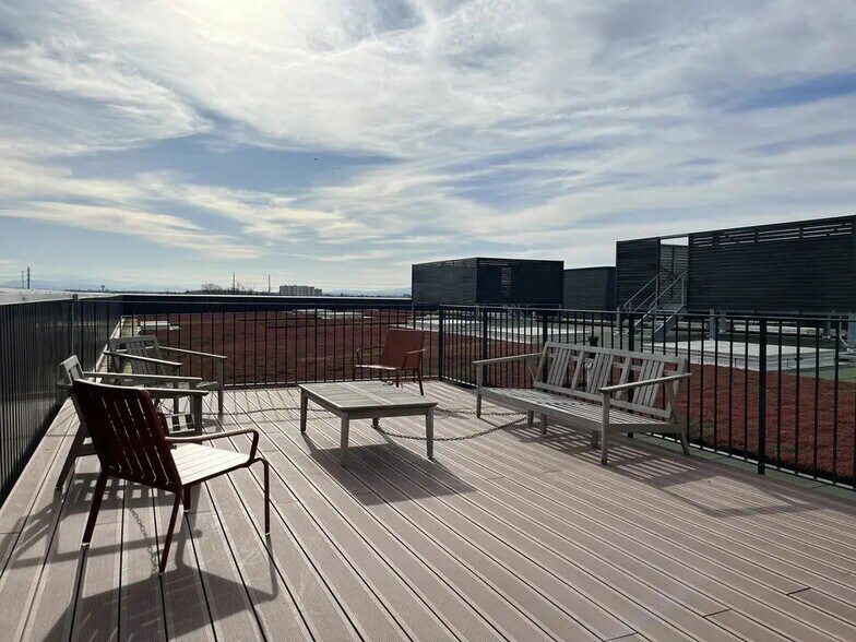 Flex dans Saint-Priest à louer - Photo du bâtiment - Image 3 de 15