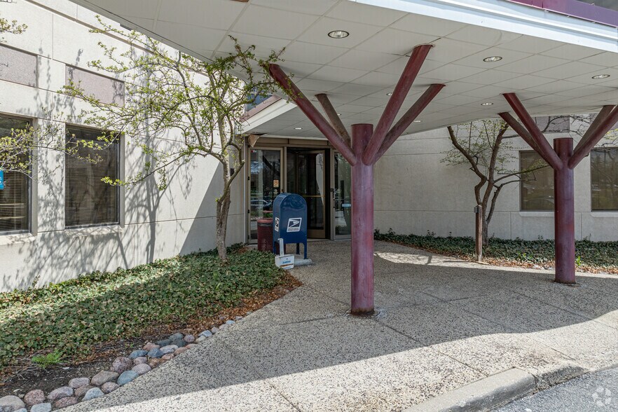 303 E Army Trail Rd, Bloomingdale, IL à vendre - Photo du bâtiment - Image 3 de 5