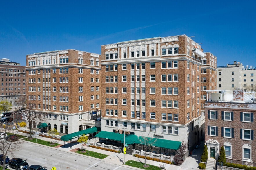 1028 E Juneau Ave, Milwaukee, WI for lease - Building Photo - Image 1 of 25