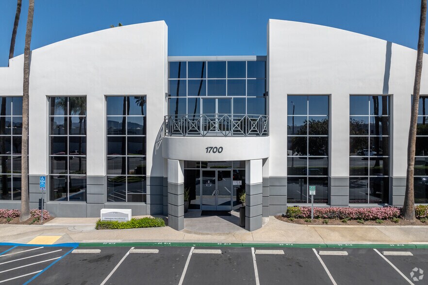 1700 Iowa Ave, Riverside, CA à louer - Photo du bâtiment - Image 1 de 2