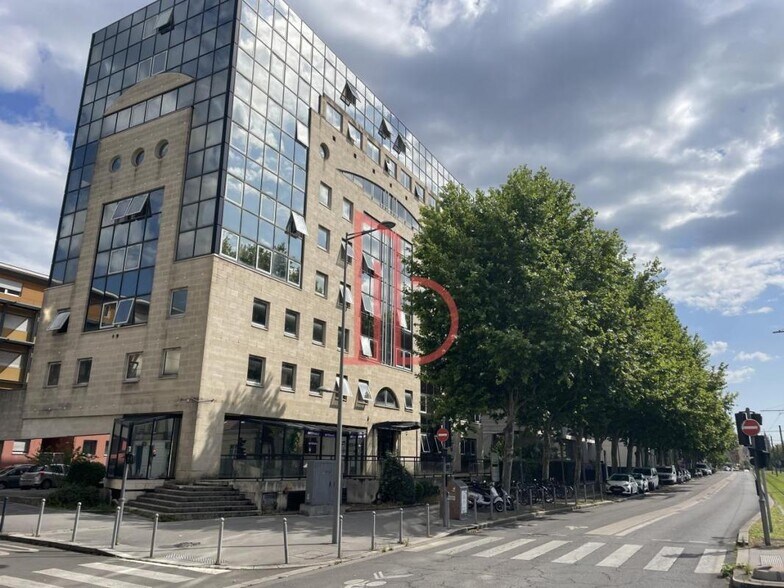 Office in Bordeaux for lease - Building Photo - Image 2 of 5