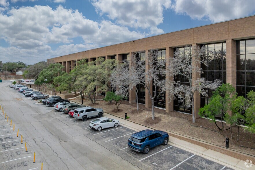 4440 S Piedras Dr, San Antonio, TX à vendre - Photo du bâtiment - Image 2 de 7