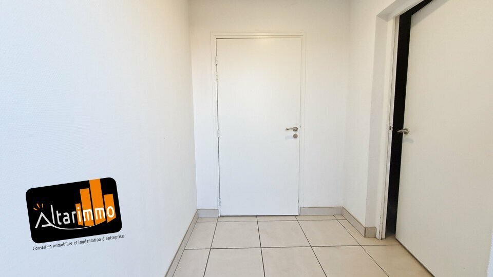 Flex in Chartres for lease - Interior Photo - Image 2 of 5