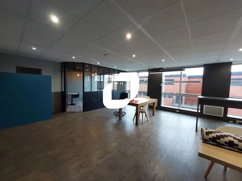 Office in Guyancourt for lease Interior Photo- Image 1 of 12