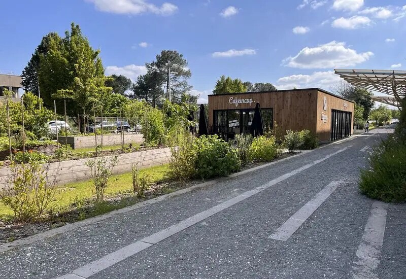 Retail in Pessac for lease - Building Photo - Image 3 of 4