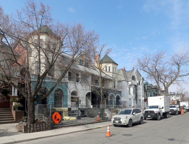 Plus de détails pour 596 Markham St, Toronto, ON - Bureau/Commerce de détail à louer