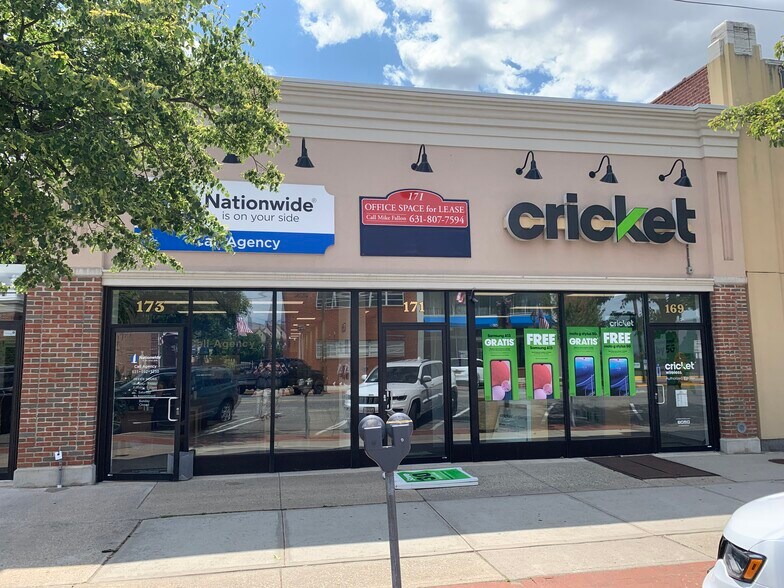 171 S Wellwood Ave, Lindenhurst, NY à louer - Photo du bâtiment - Image 1 de 14