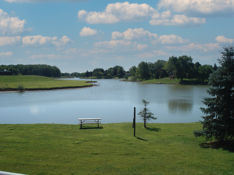 13900 Lakeside Cir, Sterling Heights, MI à louer - Photo du bâtiment - Image 2 de 3