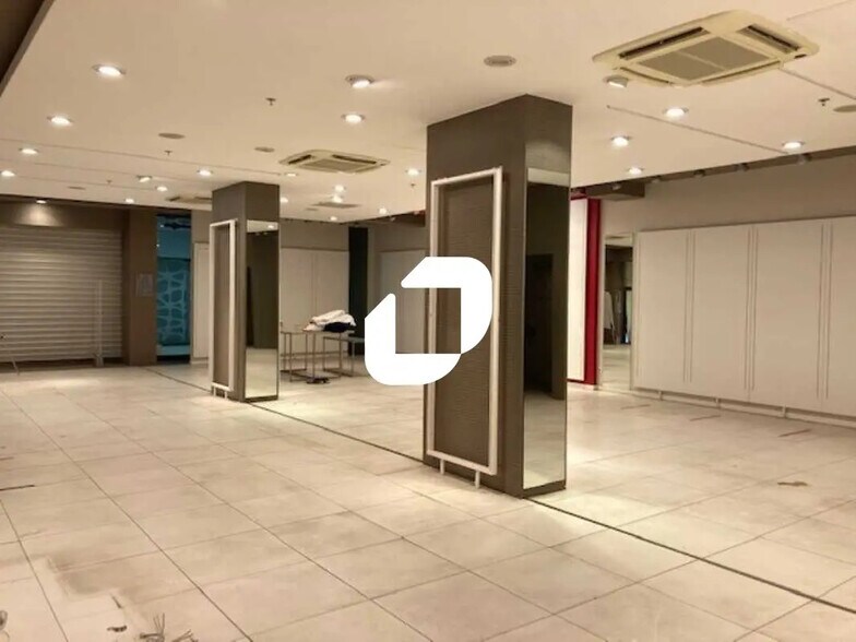 Retail in Suresnes for lease - Interior Photo - Image 2 of 3