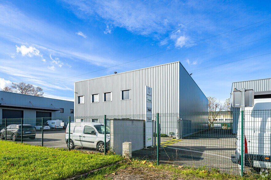 1 Avenue B, Saint-Priest à louer - Photo du bâtiment - Image 2 de 2