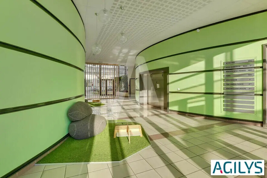 Office in Les Ulis for lease - Lobby - Image 1 of 7