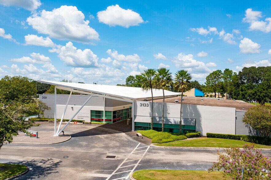 3037 Lakeland Hills Blvd, Lakeland, FL à louer - Photo du bâtiment - Image 3 de 3