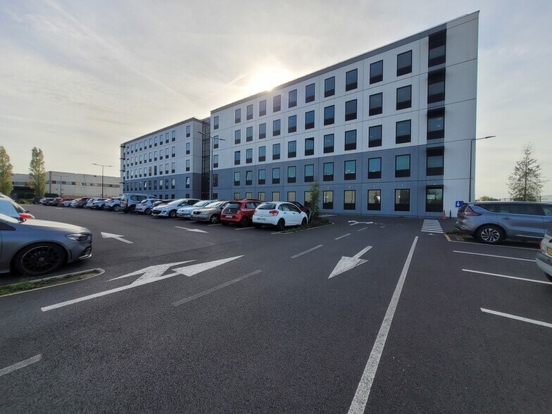 16 Rue De L'Equerre, SAINT-OUEN-L'AUMONE for lease - Building Photo - Image 1 of 10