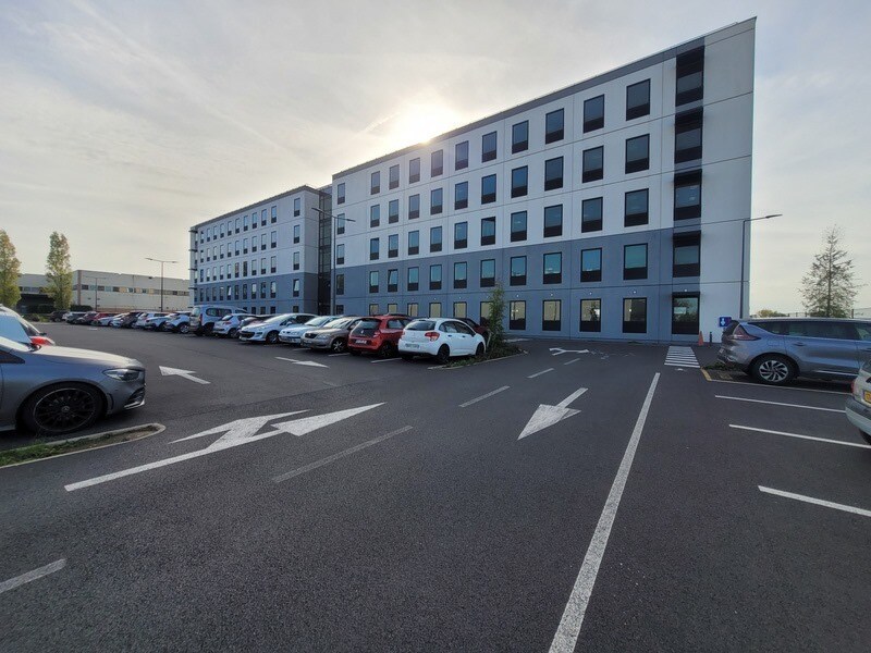 16 Rue De L'Equerre, SAINT-OUEN-L'AUMONE for lease Building Photo- Image 1 of 11