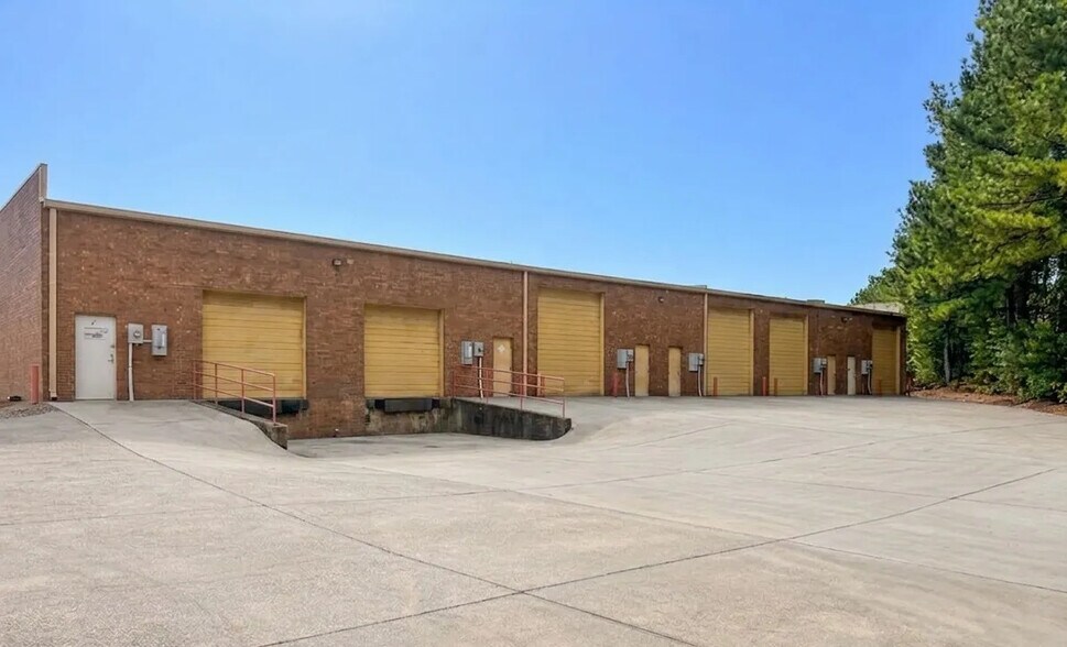 1049 Industrial Ct, Suwanee, GA à louer - Photo du bâtiment - Image 3 de 3