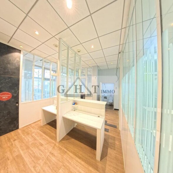 Retail in Créteil for sale - Interior Photo - Image 2 of 8