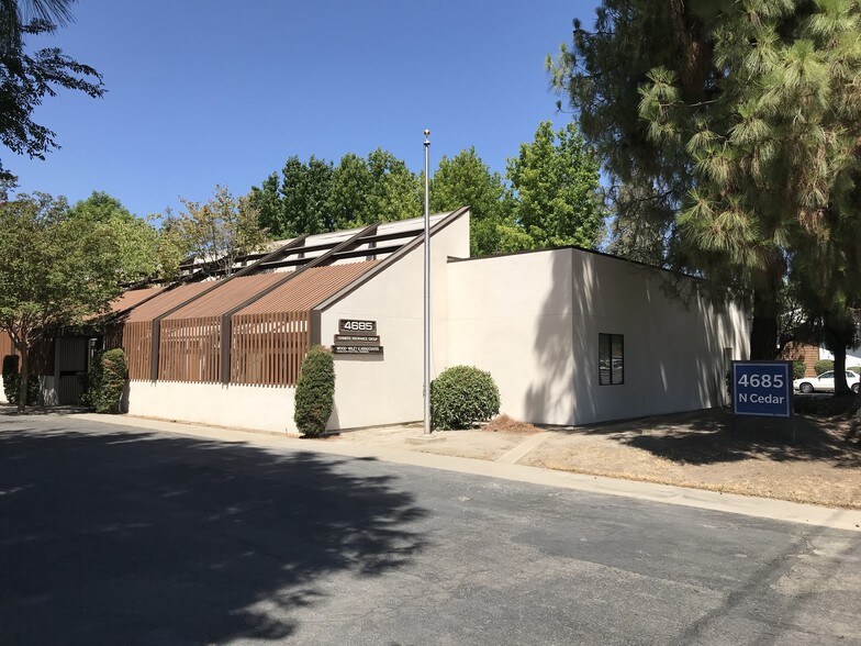 4685 N Cedar Ave, Fresno, CA à vendre - Photo du bâtiment - Image 2 de 27