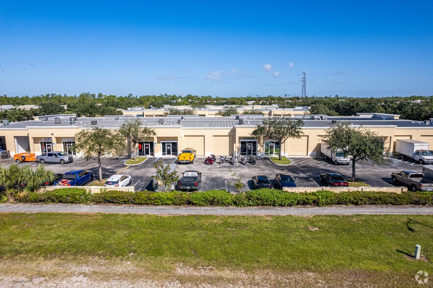 3888 Mannix Dr, Naples, FL à louer - Photo du bâtiment - Image 3 de 41